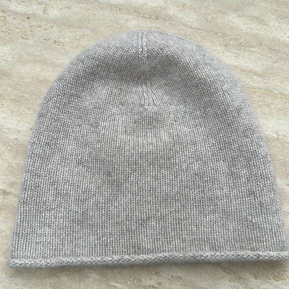 Aritzia Accessories - Aritzia Babaton 100% Cashmere Hat
